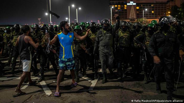 Số lượng lớn binh sĩ Sri Lanka đột kích vào trại của người biểu tình ở thủ đô Colombo hôm 22/7. Ảnh: AP