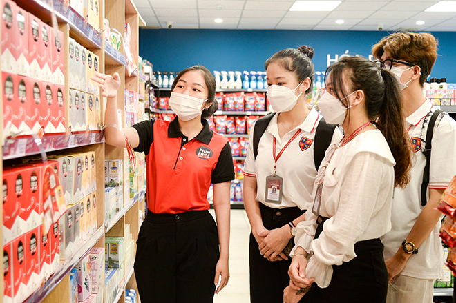 Sinh viên Nova College thực tập tại cửa hàng Nova Market.