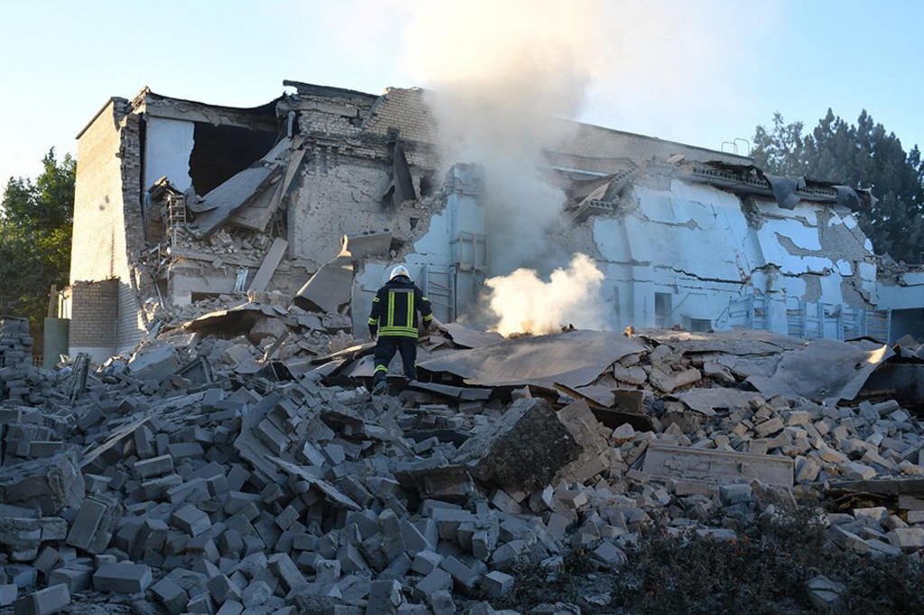 Một tòa nhà ở Mykolaiv bị phá hủy do giao tranh (ảnh: CNN)