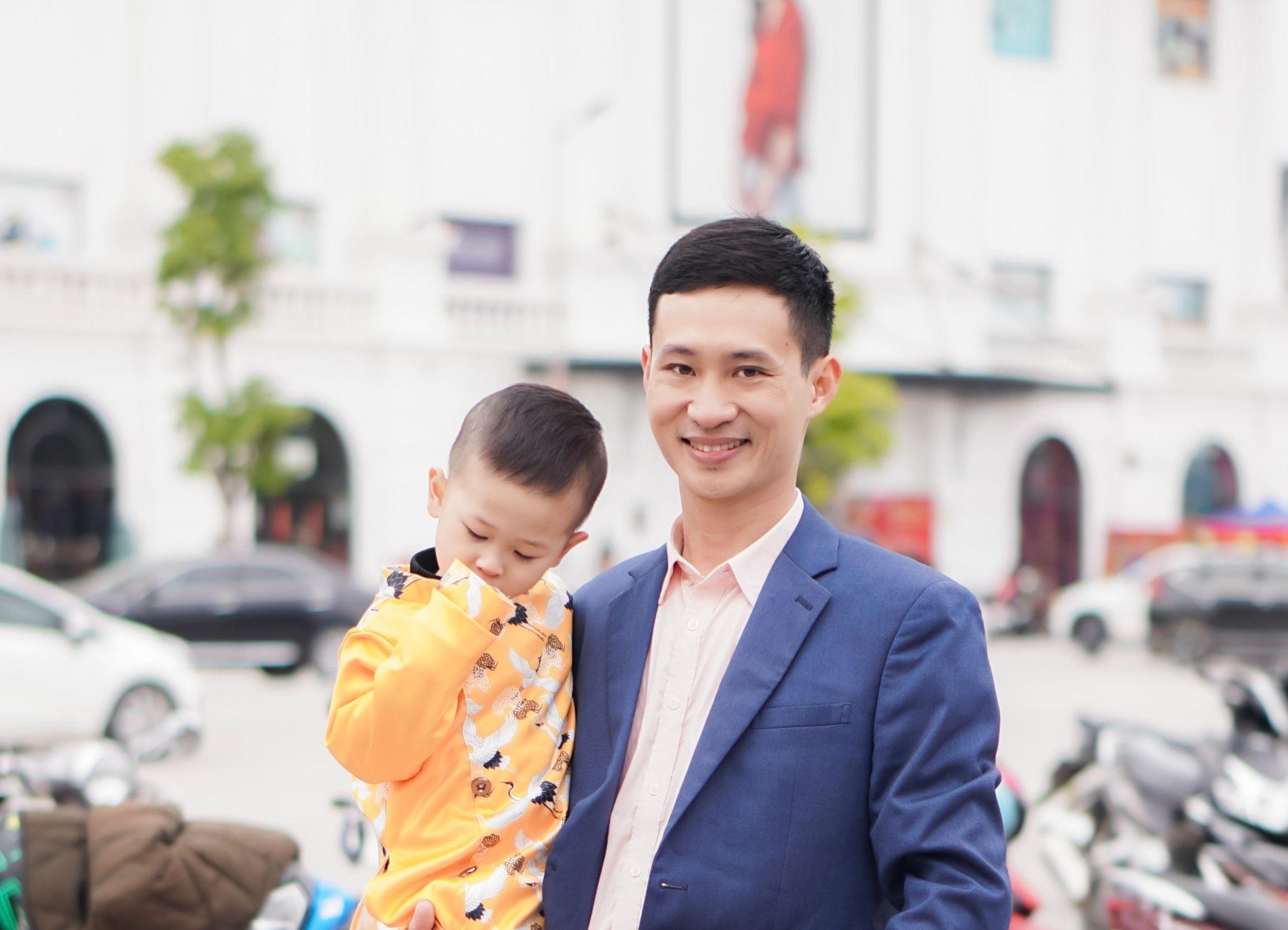 Anh cùng con trai nhỏ thường có những tìm hiểu, chia sẻ về 4 bánh với cộng đồng