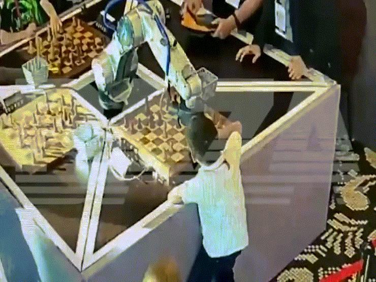 Phi thường - kỳ quặc - VIDEO: Đang thi đấu cờ vua, cậu bé 7 tuổi bất ngờ bị đối thủ robot làm gãy ngón tay