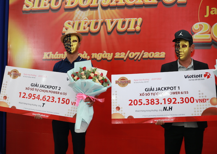 Hai tỉ phú Vietlott mới nhất vừa nhận giải tại Khánh Hòa