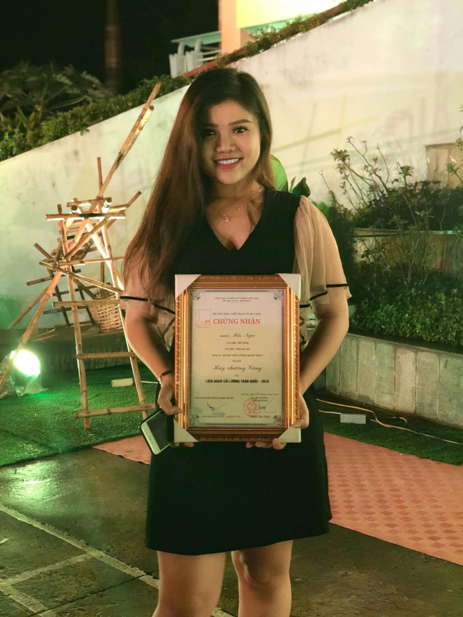 Bên cạnh cuộc thi tại Lễ tốt nghiệp vừa qua, năm 2018 Ngọc cũng xuất sắc đạt Huy chương vàng trong vở Phù Sa Đỏ (vai Bà Năm) tại hội diễn Cải lương toàn quốc.