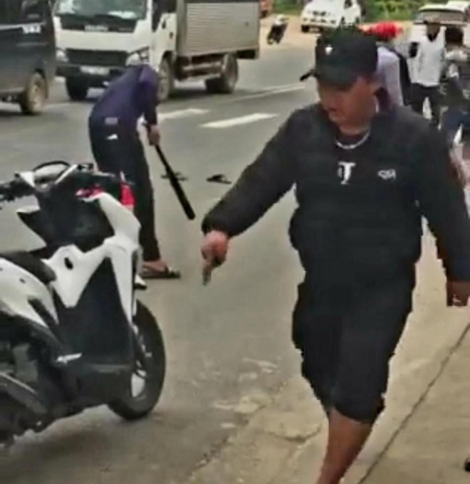 Vụ gây rối gây khiến du khách tham quan Thung lũng Tình yêu một phen hoảng hồn. (Ảnh cắt từ&nbsp;clip)