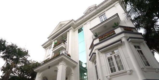 Hiện Hoa hậu Việt Nam 1990 Diệu Hoa sống cùng ông xã Maneesh Dane trong biệt thự rộng 1.200 mét vuông ở khu Thảo Điền, quận 2, TP HCM. 