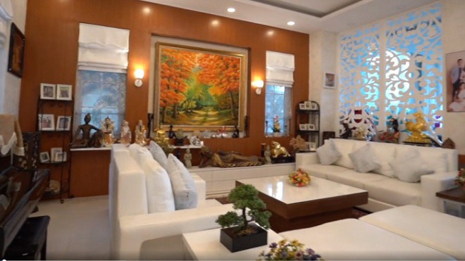 Vốn rất thích sưu tầm các bức tượng nên mỗi lần đi lịch, vợ chồng Hoa hậu Diệu Hoa lại mua về để trang trí trong nhà. Ảnh: Ngoisao