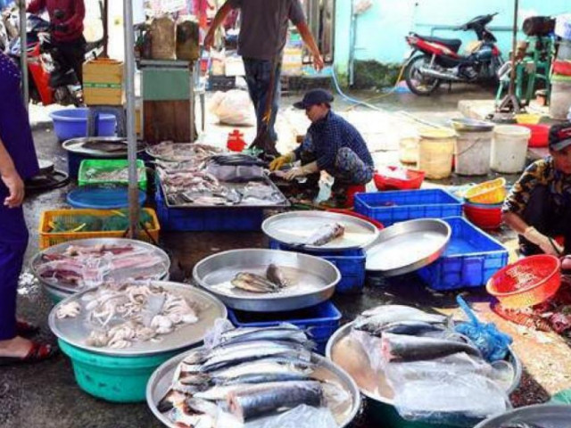 Thị trường - Tiêu dùng - Vì sao giá xăng dầu giảm gần 7.000 đồng/lít, hàng hóa vẫn “cố thủ”?