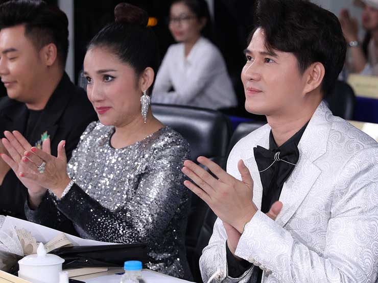 Giải trí - MC Vũ Mạnh Cường, Cát Tường rưng rưng trước khoảnh khắc thiêng liêng của cặp đôi LGBT