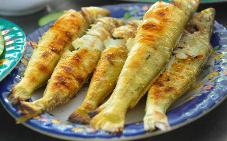 Ngoài cá đục tươi, người dân còn làm cá đục khô.
