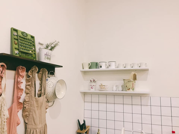 Căn nhà sau khi sửa lại có 4 phòng, được sắp đặt theo chủ đề xuân, hạ, thu, đông.
