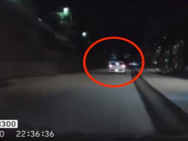 Tin tức trong ngày - Clip: Thót tim với cảnh ô tô liên tục đánh võng, hàng loạt xe máy thoát hiểm