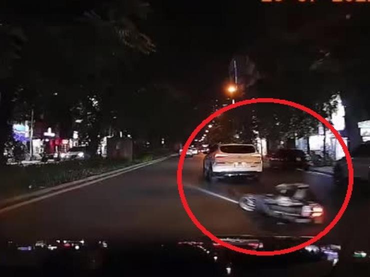 Clip: Vừa sang đường, 2 cô gái gặp họa sau va chạm với ô tô