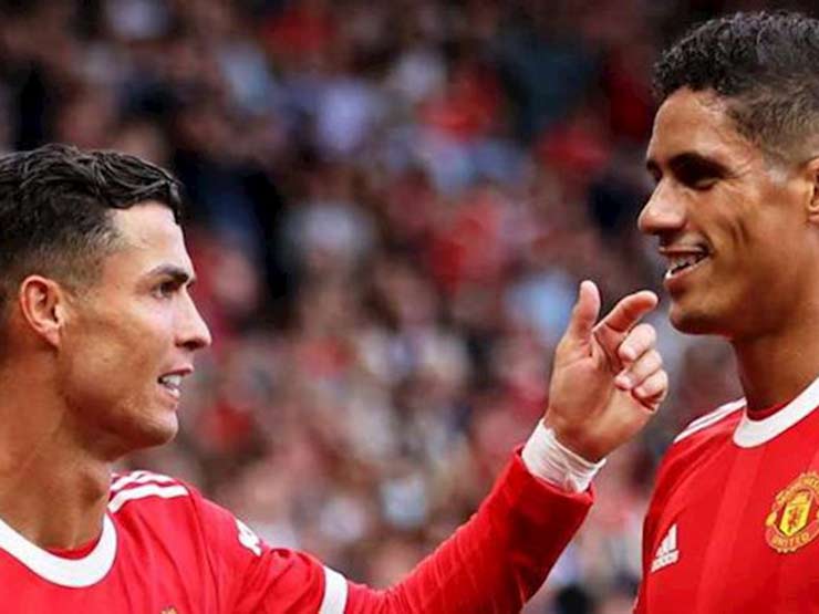 Ronaldo dính tin đồn bị đồng đội MU ghét, Varane lên tiếng bào chữa