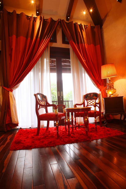 Bộ bàn ghế nhỏ trong phòng ngủ dành cho những
giây phút đọc sách hay uống trà.