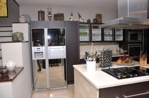 Phòng bếp hiện đại với gam màu trắng - nâu,
được trang bị đầy đủ tiện nghi.