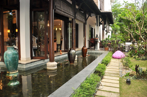 Những cánh cửa gỗ quý dày và lớn, trụ gỗ chắc
nịch, cao vút kiểu nhà lá mái của người Bình Định.