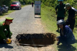 Tin tức trong ngày - “Hố tử thần” sâu khoảng 4m xuất hiện trên tỉnh lộ ở Quảng Trị