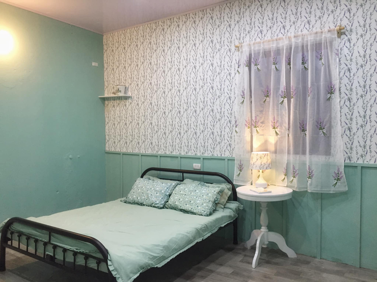 Trải qua 6 tháng ròng rã sửa nhà, chị gặp rất nhiều khó khăn. “Vì tôi là con gái lại chưa từng có kinh nghiệm xây dựng, tôi phải đi tham khảo rất nhiều người thân quen để tránh rủi ro. Thợ xây và thợ điện nước thay nhau mắc Covid-19. Lúc đó, thời điểm xăng dầu tăng nên giá vật liệu cũng tăng ít nhiều”, chị chia sẻ.

