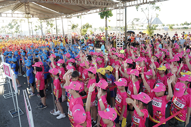 Kun Marathon Hạ Long: 2.000 em nhỏ hò trước giờ chạy - Ảnh Thương hiệu sữa Kun