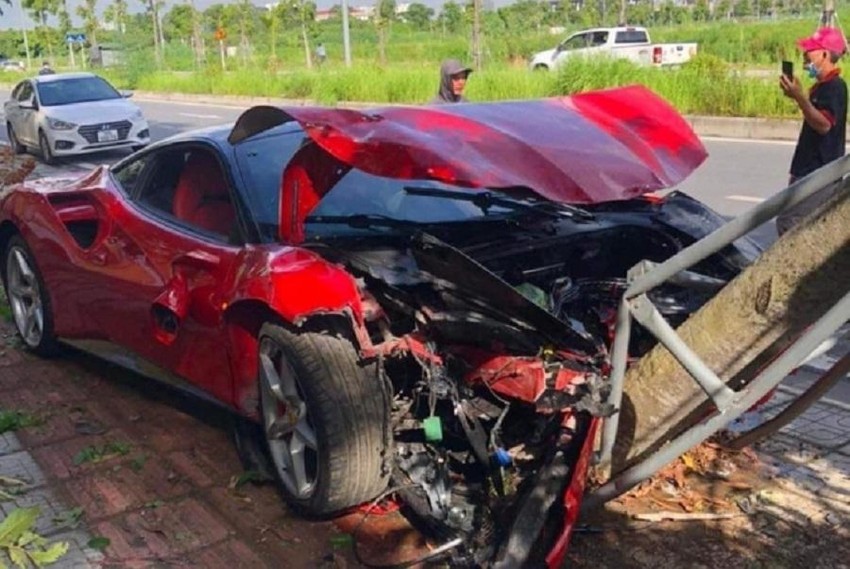 Thợ sửa xe lấy "siêu xe" Ferrari của khách chạy rồi gặp nạn: Ai phải bồi thường? - 1