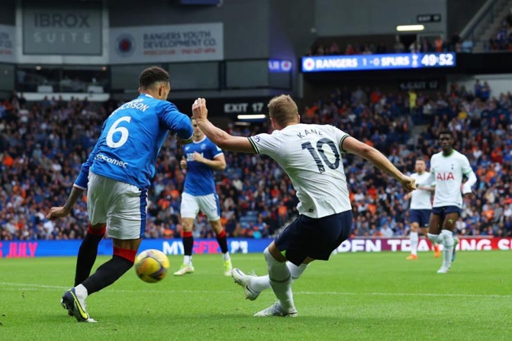 Hai pha ghi bàn chóng vánh của Harry Kane đầu hiệp 2 giúp Tottenham dẫn ngược đội chủ nhà Rangers 2-1