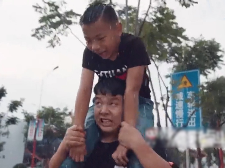 Clip hài hước - Có ông bố bá đạo như thế này thì chỉ khổ những đứa con thôi