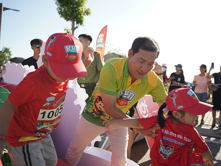 Thể thao - “Táo Kinh Tế” Quang Thắng cùng 2.000 Kun runner chinh phục cung đường chạy tuyệt đẹp biển Bãi Cháy