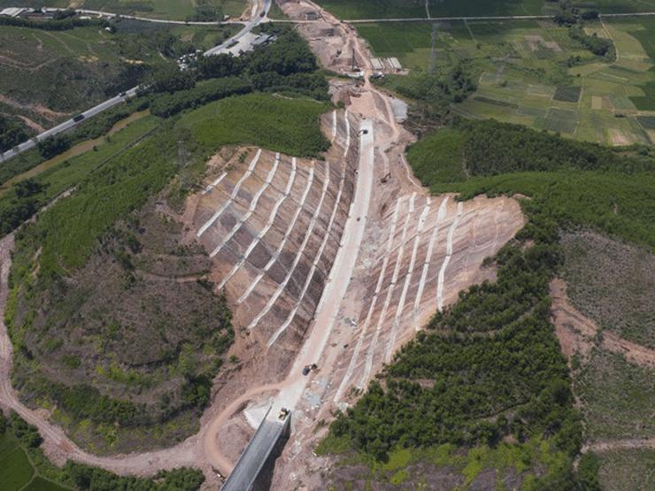 Tin tức trong ngày - Cận cảnh "hình hài" cao tốc Cam Lộ - La Sơn