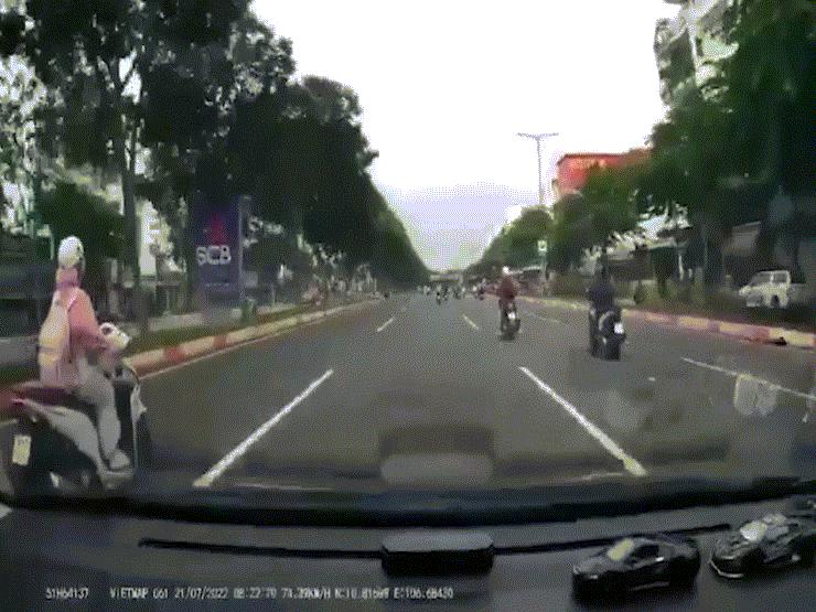 Tin tức trong ngày - "Cô gái chạy xe máy tạt đầu ôtô trên đường Phạm Văn Đồng" là ai?