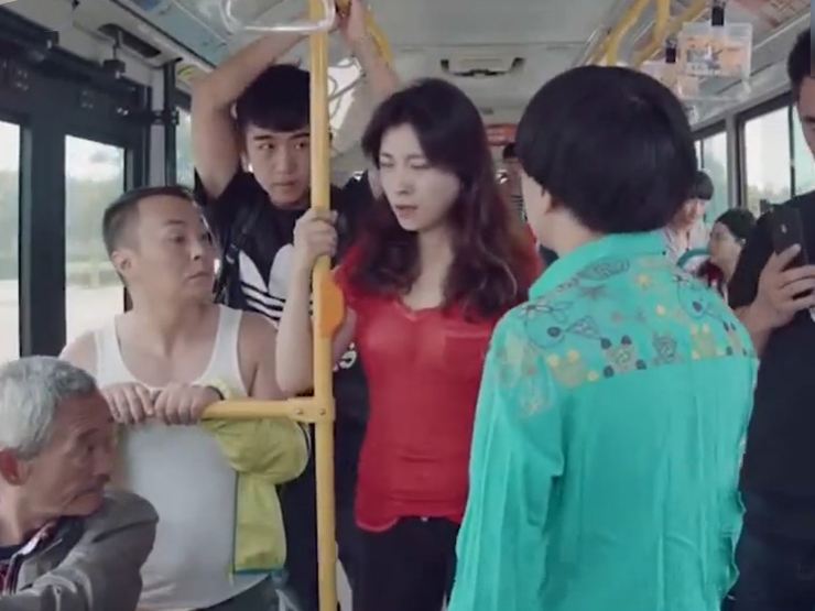 Clip hài hước - Hành động "không chấp nhận được" của các quý ông khi gặp gái xinh trên xe bus