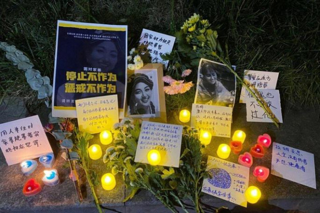 Hoa và nến tưởng niệm cô Lamu, nạn nhân của vấn nạn bạo lực gia đình ở Trung Quốc. Ảnh: Weibo