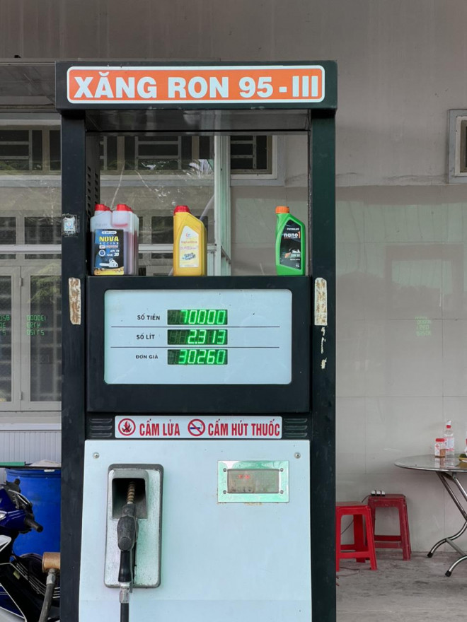 Hình ảnh kiểm tra cây xăng vi phạm tại hiện trường (Ảnh: DMS).