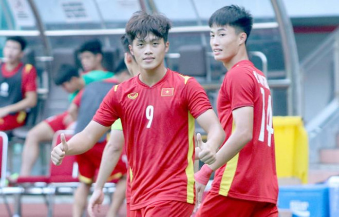 Tiền đạo Nguyễn Quốc Việt (số 9) ăn mừng bàn thắng vào lưới U19 Thái Lan trong trận tranh hạng 3 Giải U19 Đông Nam Á