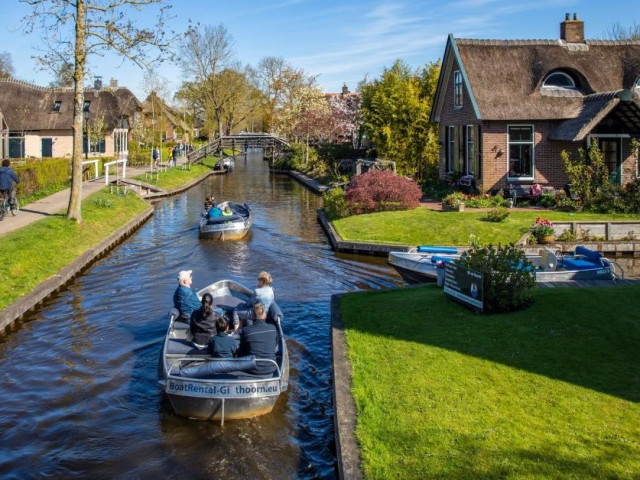 Du lịch - Dạo chơi ngôi làng cổ kỳ lạ có duy nhất "đường chính" là một dòng sông