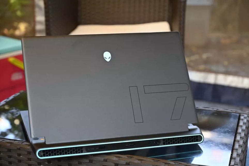 On hand Alienware M17 R5 – King of gaming laptops this year - 2