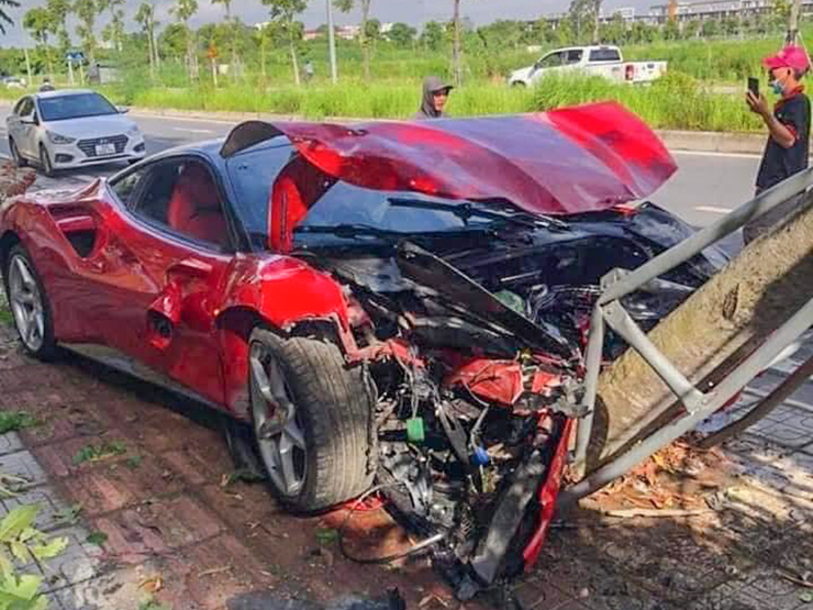 Mẫu siêu xe Ferrari 488 vừa bị tai nạn có mức giá bao nhiêu?