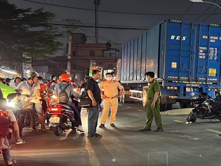 Tin tức trong ngày - Thanh niên khóc nấc khi chứng kiến vợ sắp cưới tử vong vì tai nạn giao thông