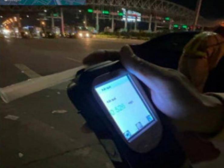 Tin tức trong ngày - Tài xế chạy đường dài có nồng độ cồn "khủng", hành khách phát hoảng rời xe