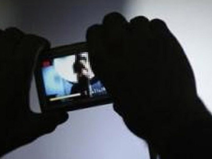 Pháp luật - Nóng trong tuần: Clip khỏa thân của cô gái gửi bác sĩ “đi lạc” lên mạng xã hội