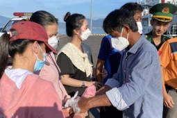 Đón 5 ngư dân Bình Thuận sống sót kỳ diệu sau 12 ngày đêm lênh đênh trên biển