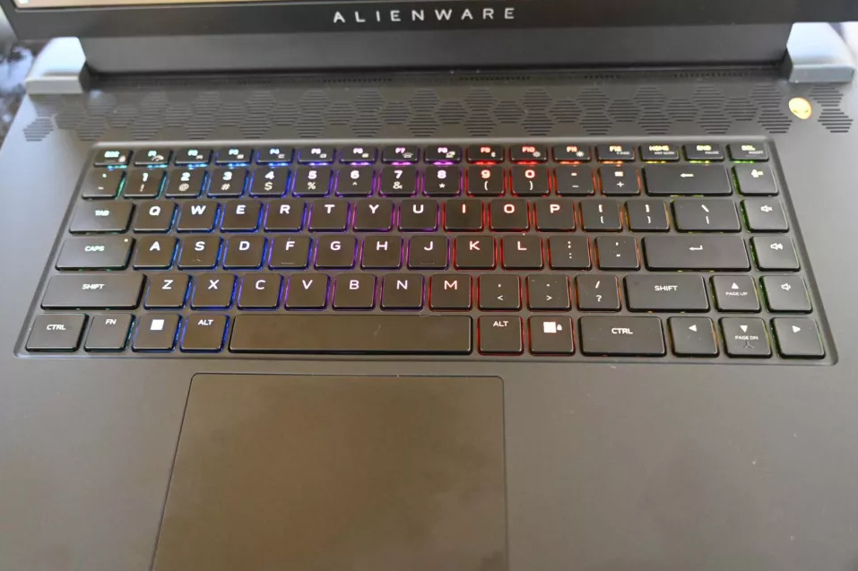 On hand Alienware M17 R5 – King of gaming laptops this year - 4