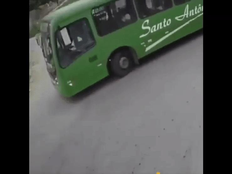 Xe máy - Xe đạp - Clip: Kinh hoàng xe máy ngã ra đường tài xế lao thẳng vào gầm xe khách