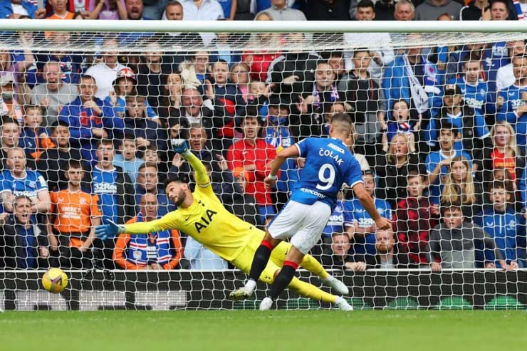 Antonio Colak chớp thời cơ để sút tung lưới của Hugo Lloris, mở tỷ số cho Rangers