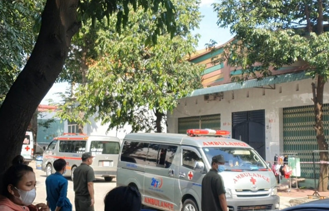 Xe cứu thương chở 6 nạn nhân xấu số về Trung tâm Y tế thị xã Bến Cát
