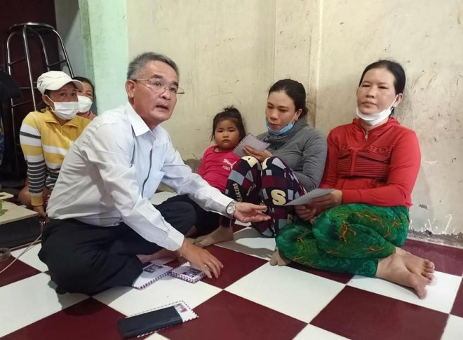 Báo Pháp luật TPHCM và UBND TP Phan Thiết trao quà hỗ trợ của Công ty Du lịch Viet Mark cho gia đình các ngư dân gặp nạn. Ảnh PN.