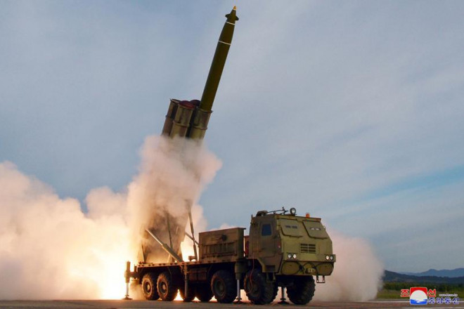 Tầm bắn, uy lực sát thương của vũ khí
này vượt xa sản phẩm cùng loại của Trung Quốc, thậm chí gấp đôi so
với pháo phản lực phóng loạt tiên tiến nhất của Nga và Mỹ.