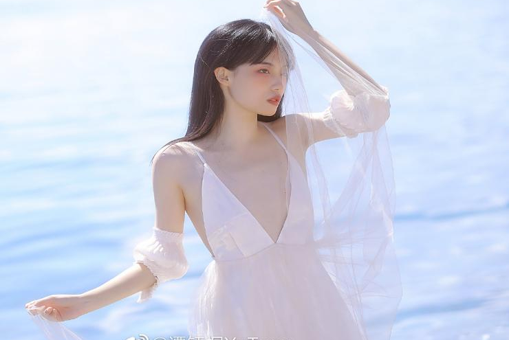 Chẳng cần đồ bơi, thiếu nữ Trung Quốc diện váy lụa ở biển đẹp tinh tế