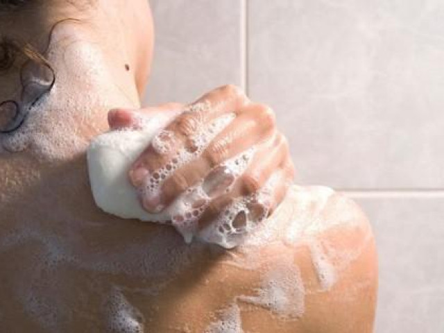 Bạn trẻ - Cuộc sống - Vợ chồng to tiếng vì vợ lười tắm