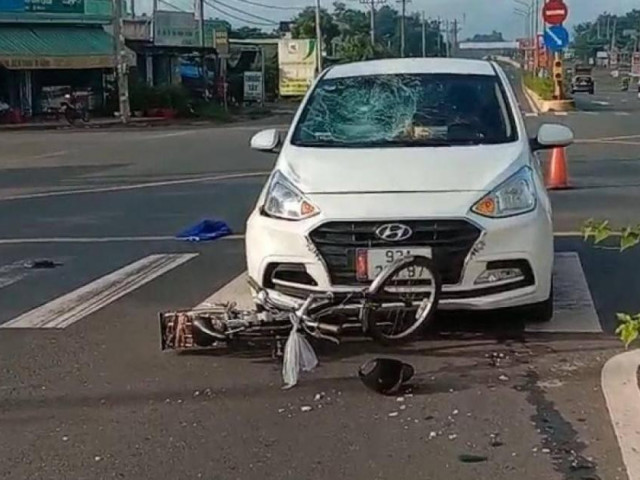 Tin tức trong ngày - Video: Bị ô tô tông nguy kịch vì lạng lách, đánh võng bằng xe đạp điện