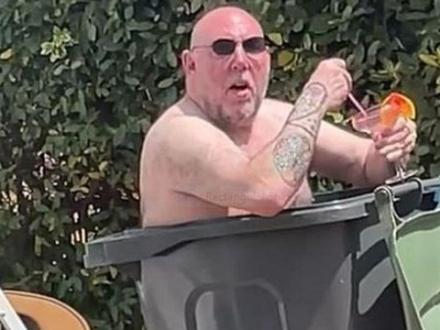 Phi thường - kỳ quặc - Nắng nóng đỉnh điểm, người đàn ông biến thùng rác thành bể bơi mini và cái kết "tung tóe"